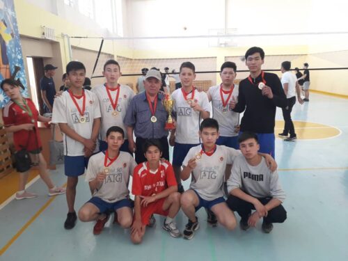 Турнир по валейболу среди школьных команд  заняли I место учитель физкультуры Ибраев Т.Т 3.05.2021